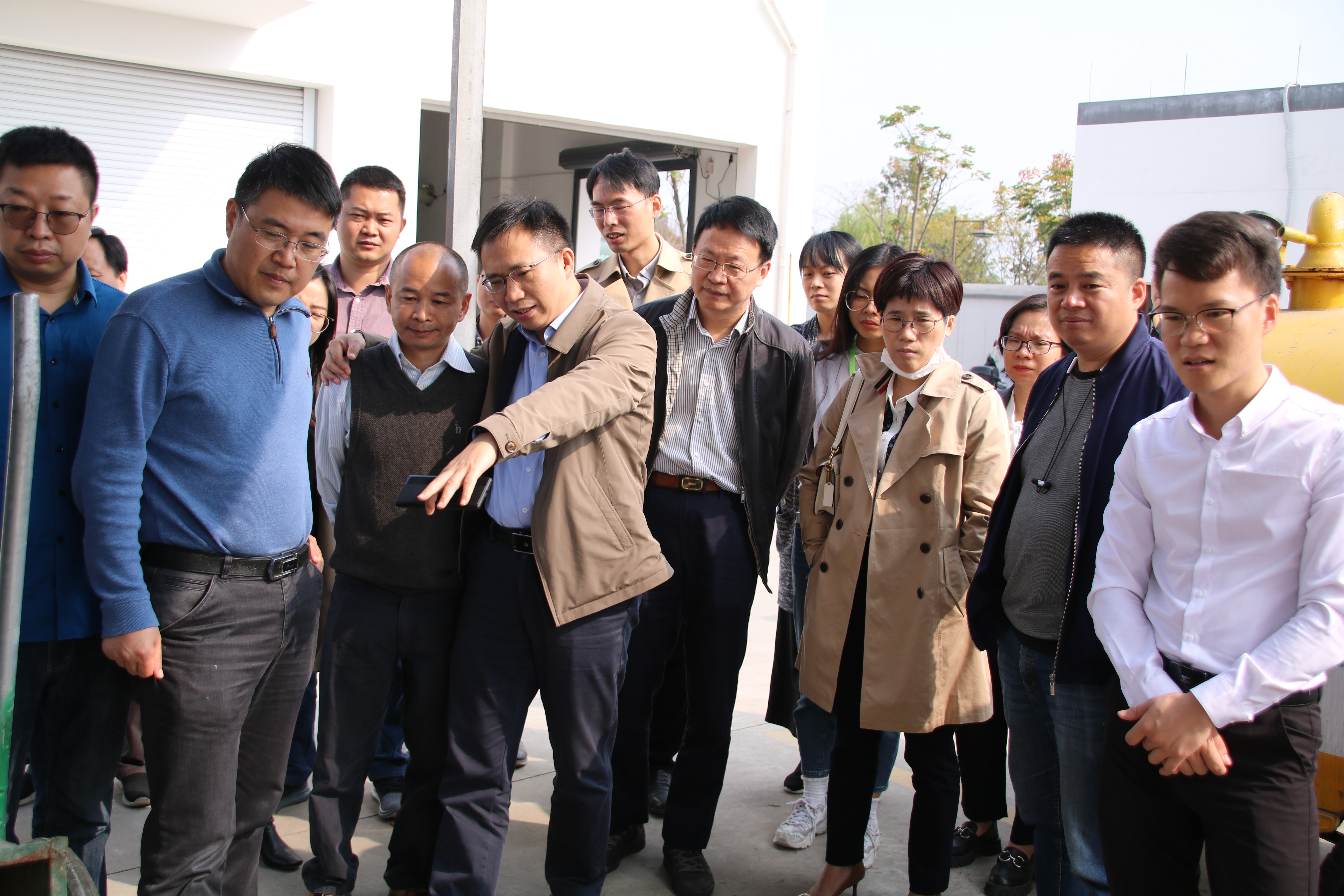 2020年11月19日，福建省生态环境厅党组成员、总工程师郑彧带队来到免费8455新葡萄娱乐场零直排示范项目现场考察指导。